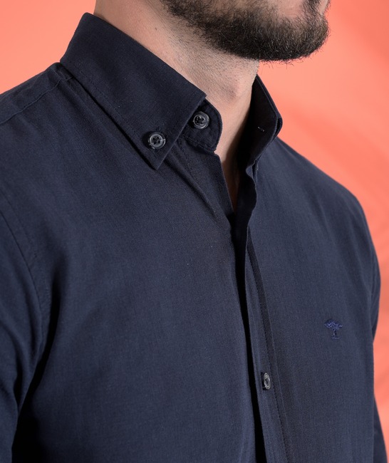 Тъмно синя ленена мъжка риза с малко лого