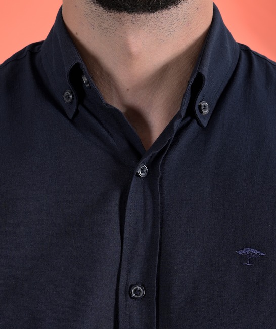Тъмно синя ленена мъжка риза с малко лого