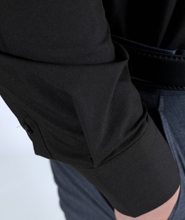 Изчистена риза с дълъг ръкав и джоб черна