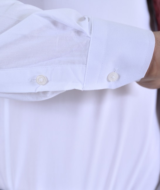 Бяла риза с джоб с дълъг ръкав изчистена