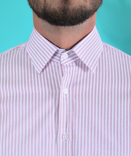 Мъжка бяла риза на райе с цвят бордо