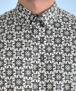 Риза тъмно зелена с абстрактна шарка с заоблени фигури