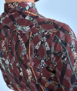 Памучна риза цвят бордо с тропически акценти
