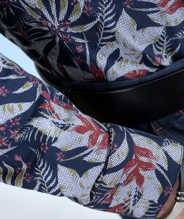 Синя риза с флорални елементи с червен акцент мъжка