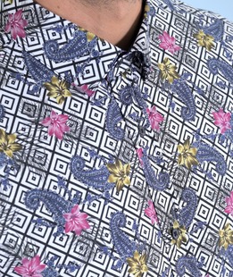 Бяла мъжка риза на тъмно сини ромбоиди с флорални елементи