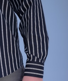 Тъмно синя риза в голям размер на бяло райе