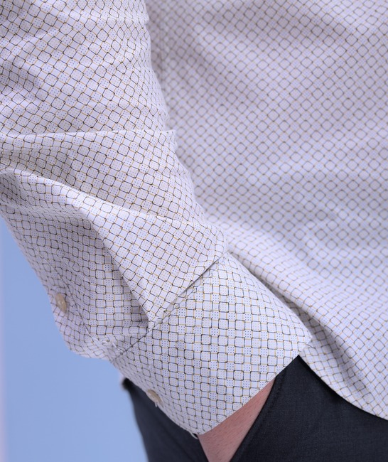 Мъжка риза в голям размер на малки геометрични фигури цвят бежов