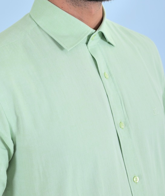 Изчистена бледо зелена мъжка риза с лого