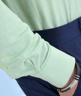 Изчистена бледо зелена мъжка риза с лого