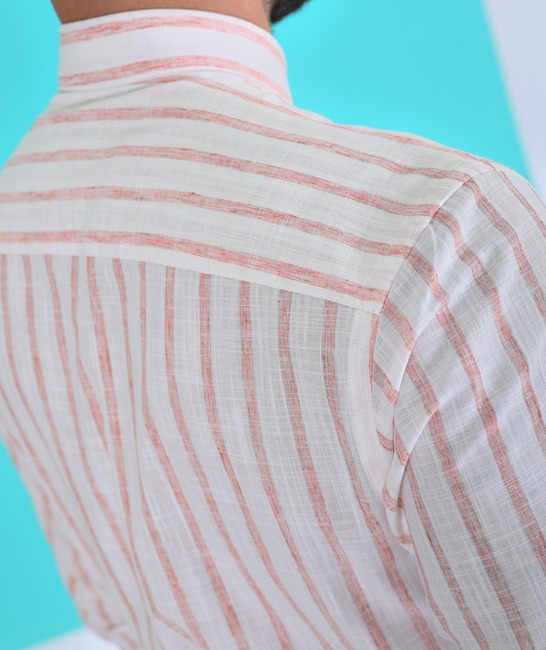 Елегантна ленена риза на райе цвят диня с бродирано лого