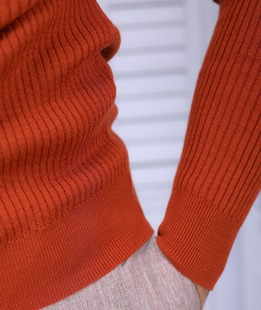 Еластично мъжко поло цвят керемида по тялото