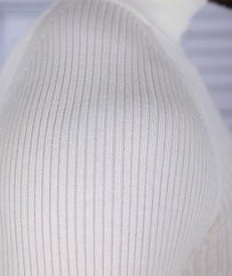 Еластично поло цвят екрю по тялото