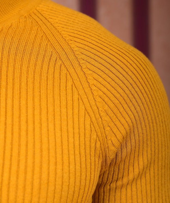 Мъжко еластично поло по тялото цвят горчица