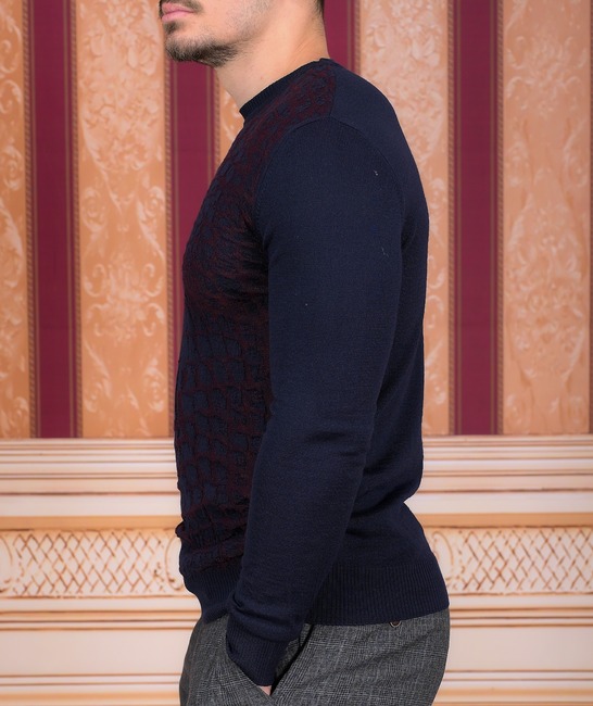 Вълнен пуловер бордо с тъмно синьо с 3D текстура на квадрати