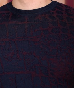 Вълнен пуловер бордо с тъмно синьо с 3D текстура на квадрати