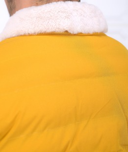 Мъжко елегантно зимно яке с яка от пух цвят горчица