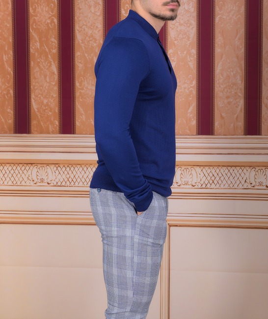 Фин елегантен син пуловер с яка с квадратни акценти 
