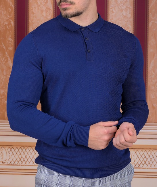 Фин елегантен син пуловер с яка с квадратни акценти 