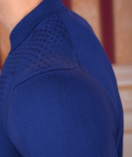 Фин елегантен син пуловер с яка с квадратни акценти 