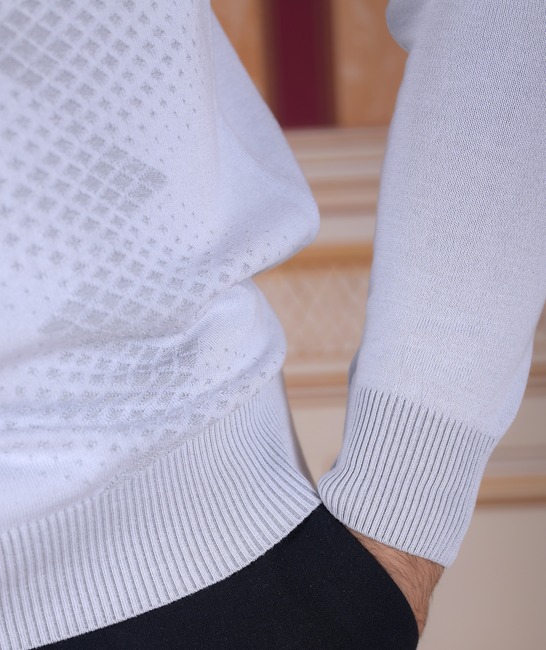 Елегантен фин пуловер с яка с квадратни акценти светло сив