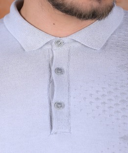 Елегантен фин пуловер с яка с квадратни акценти светло сив