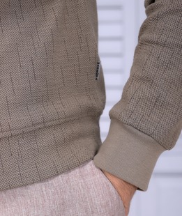 Елегантна кафява мъжка блуза на линии