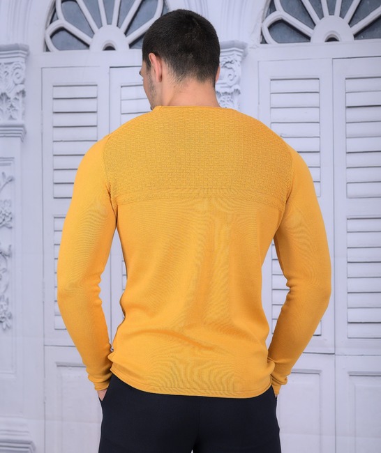 Памучен пуловер цвят горчица с акцент решетка