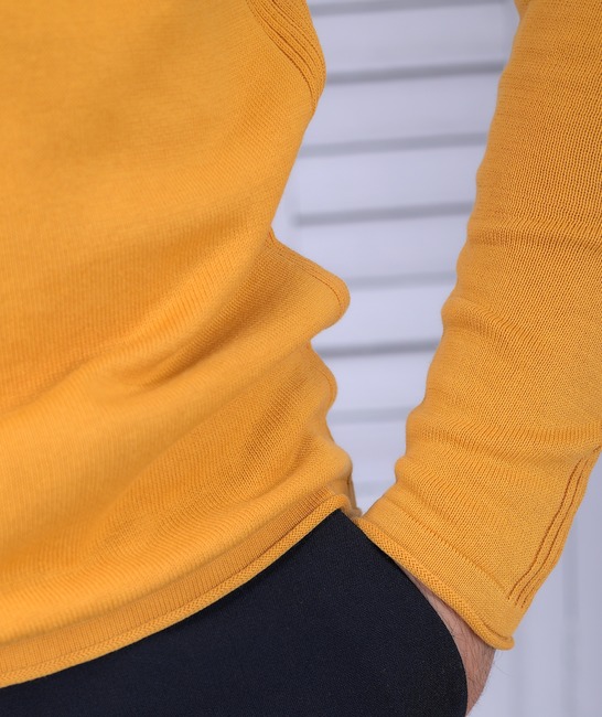 Памучен пуловер цвят горчица с акцент решетка