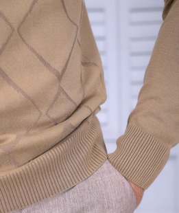 Бежов мъжки пуловер с яка на орнаменти ромбоиди