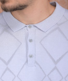 Пуловер с яка бяло сив на орнаменти ромбоиди