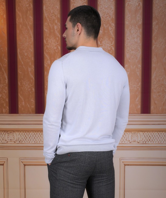 Пуловер с яка бяло сив на орнаменти ромбоиди