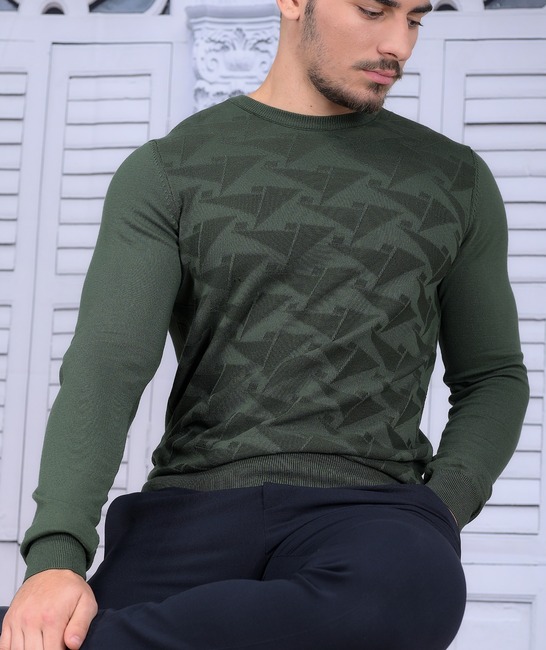 Зелен мъжки пуловер на триъгълни фигури
