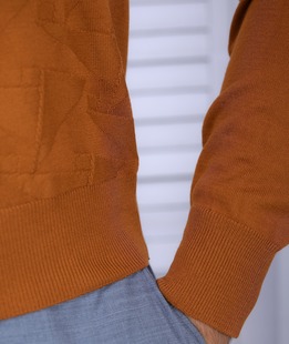 Мъжки кафяв пуловер от фино плетиво на фигури