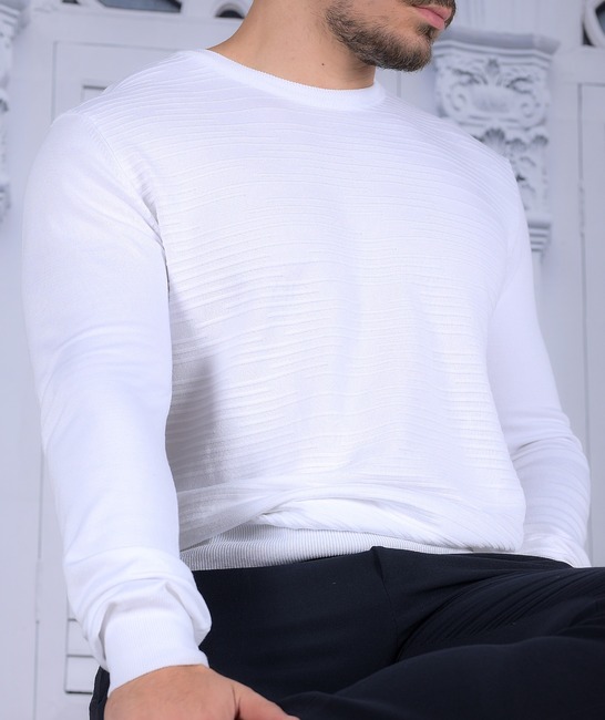 Бял мъжки пуловер на 3D ленти