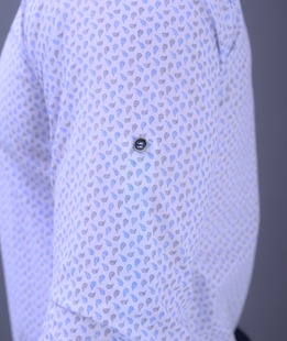 Бяла стилна мъжка риза на малки елементи