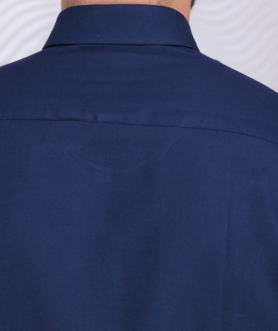 Спортно елегантна риза в тъмно синьо с възможност за навиване на ръкавите