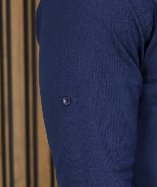 Спортно елегантна риза в тъмно синьо с възможност за навиване на ръкавите