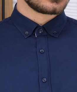 Спортно елегантна риза в тъмно синьо с възможност за навиване на ръкавите