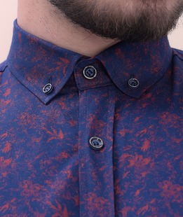 Елегантна тъмно синя мъжка риза на петна от бордо