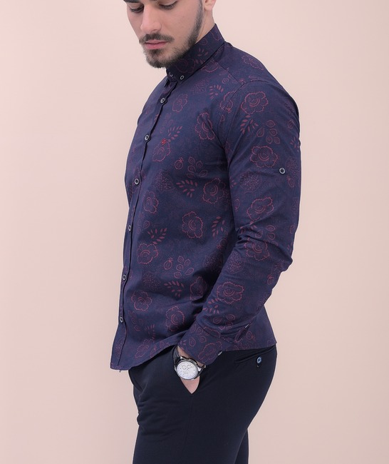Елегантна мъжка риза в тъмно синьо на цветя от бордо