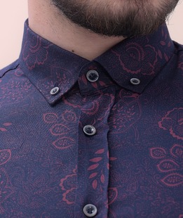 Елегантна мъжка риза в тъмно синьо на цветя от бордо
