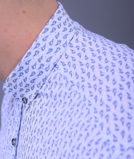 Бяла стилно елегантна мъжка риза на малки слънца