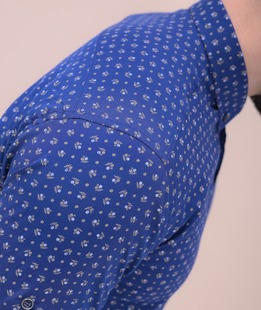 Стилна мъжка риза в синьо на малки цветчета