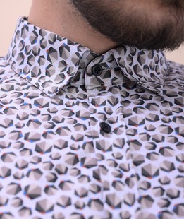 Мъжка стилна риза в бяло на цветни шестограми