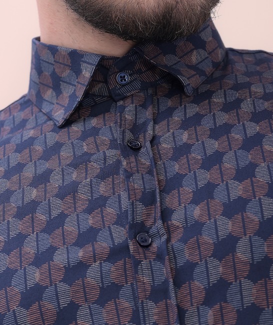 Стилна риза мъжка на цветни кръгове в тъмно синьо