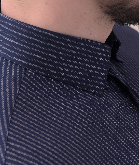 Раирана мъжка риза в цвят индиго на малки точки