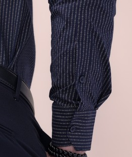 Раирана мъжка риза в цвят индиго на малки точки