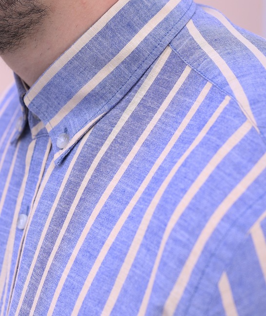 Мъжка раирана ленена риза с къс ръкав в син цвят
