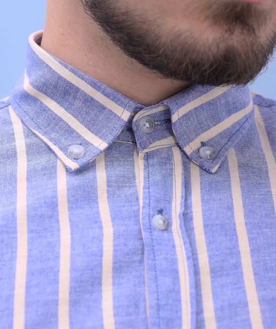 Ленена стилна мъж риза на райе от синьо и кремаво с дълъг ръкав