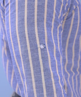 Ленена стилна мъж риза на райе от синьо и кремаво с дълъг ръкав